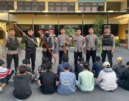Harkamtibmas Unit Raimas Polres Pelabuhan Tanjung Perak Amankan 14 Anggota Komplotan Gangster di Tambak Wedi.