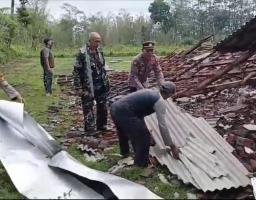 Gercep Polsek Curahdami Tangani Warga yang Terdampak Angin Puting Beliung di Desa Pakuwesi dan Desa Kupang