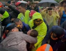 Detik-detik Kapolres Purwakarta Evakuasi Korban Tabrakan Beruntun Tol Cipularang