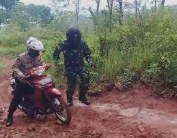 Lintasi Jalan Setapak, Polres Malang Kawal Distribusi Logistik Pilkada ke TPS Terpencil