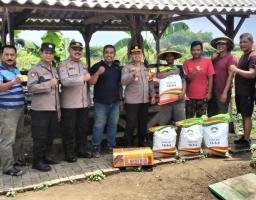 Polisi Beri Bantuan Bibit Jagung dan Pupuk di Sidoarjo, Wujudkan Ketahanan Pangan Nasional