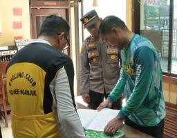 Kapolres Nganjuk Gowes ke Polsek Lengkong, Berikan Arahan Langsung ke Jajaran
