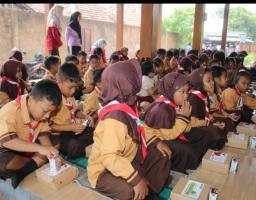 Mobil Cinta Polres Nganjuk Bagikan 100 Kotak Makan Siang Sehat untuk Siswa-Siswi SDN 1 Ngrengket Sukomoro
