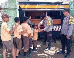 Mobil Cinta Polres Nganjuk Kembali Bagikan Ratusan Kotak Makan Siang Sehat Gratis