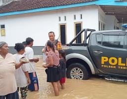 Gerak Cepat Polisi Bersama TNI dan BPBD Evakuasi Warga Terdampak Banjir di Jember
