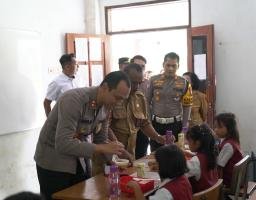 Polisi Peduli, Polres Malang Berbagi Makanan Bergizi untuk Pelajar Terdampak Banjir
