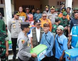 Kapolda Jabar Tinjau Lokasi Bencana di Sukabumi dan Salurkan Bantuan