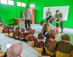 Program Mobil Cinta Polres Nganjuk Sasar SDN Pule dan SDN Jatipunggur, Bagikan Makan Siang Sehat Gratis