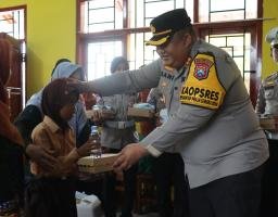 Sukseskan Program Asta Cita, Kapolres Pamekasan Kunjungi SLB PGRI Berbagi Makan Siang Gratis