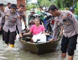 Aksi Heroik Polres Mojokerto Demi Keselamatan Masyarakat,Terjang Banjir Salurkan Bantuan dan Evakuasi Warga