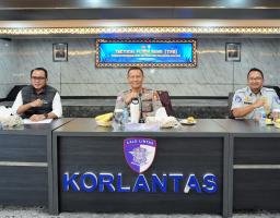 Lanjutkan TFG Polda Lampung - Polda Bali , Korlantas Gelar Tactical Floor Game Pastikan Kesiapan Operasi Lilin 2024, Kakorlantas Imbau Masyarakat Waspadai Titik
