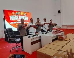 Polrestabes Surabaya Bongkar Gudang Rokok Ilegal Ratusan Bal