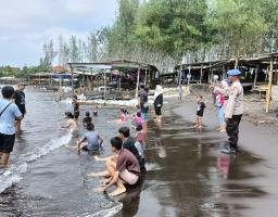 Polres Jember Siagakan Personel di Pantai Saat Ops Lilin Semeru 2024, Antisipasi Bencana Hidrometeorologi