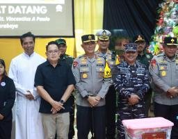 Kapolda Jatim Bersama Jajaran Forkopimda Kunjungi Sejumlah Gereja Pastikan Natal Aman dan Kondusif