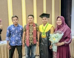 Lulusan Pesantren Asal Sampang, Mujahid, S.Pd. Raih Gelar Sarjana Pendidikan