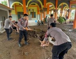 Sinergitas Polisi Bersama TNI dan Warga Bersihkan Lumpur Pasca Banjir di Situbondo
