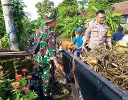 Polres Nganjuk Apresiasi Kerja Bakti Bersihkan Kali Apur di Jogomerto