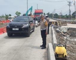 Antisipasi Arus Balik Polres Probolinggo Buka Satu Arah Tol Fungsional Probowangi Segmen Kraksaan - Gending