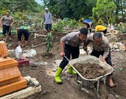 Gotong Royong Polisi Bersama Warga Perbaiki Makam yang Rusak Akibat Banjir di Blitar