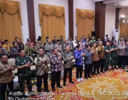 Kadiv Administrasi Terima DIPA & TKD 2025 dari Pj Gubernur Jatim