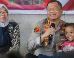 Kapolrestabes Surabaya Makan Bergizi Bersama Anak-Anak Jalanan dan Pemulung di Dukuh Kupang Barat