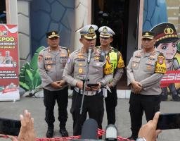 Polda Jatim  Siagakan 100 Personel Gabungan di Bundaran Waru, Malam Pergantian Tahun Berjalan Lancar