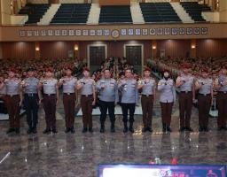 Kadivhumas Berikan Pin Brivet Kepada 10 Taruna Akpol Dengan Nilai Sertifikasi Kehumasan Terbaik