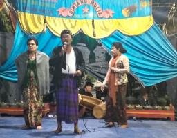 Tokoh Masyarakat Gundih Haji ORE Gelar Tradisi Sandur Madura