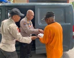 Sihumas Polres Nganjuk Berbagi Nasi Bungkus untuk Warga di Terminal dan Stasiun