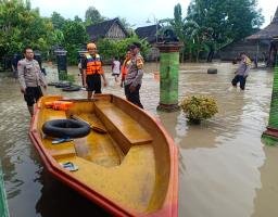 Sinergitas Polisi dan TNI Tanggap Bencana Sigap Bantu Warga Terdampak Banjir di Ngawi