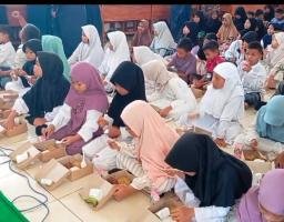 Polres Nganjuk Bagikan 100 Paket Makanan Bergizi Gratis di SDN 1 Sukomoro