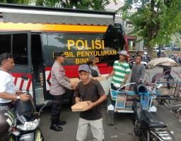 Jumat Berkah,Polresta Banyuwangi Berbagi Nasi Kotak untuk Warga Masyarakat
