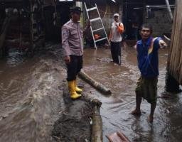 Polres Kediri Gercep Tangani Banjir, Pasang Police Line di Jembatan Putus Untuk Keselamatan Warga