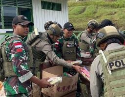 TNI-Polri Gelar Bakti Sosial Kepada Warga Kiwirok