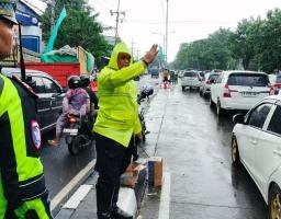 Kasatlantas Polres Tanjung Perak Pastikan Kamseltibcarlantas Terkendali 