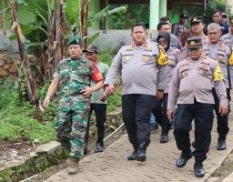 Polres Pasuruan Salurkan Bantuan untuk Korban Pergeseran Tanah di Purwodadi