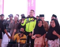 Patroli Jarak Jauh Naik Motor Kapolda Jatim Beri Bantuan Sembako Untuk Warga di Malang