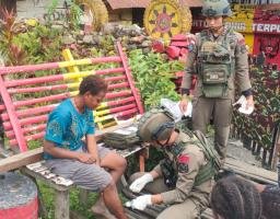 Tim Medis Satgas Ops Damai Cartenz Berikan Pelayanan Kesehatan bagi Warga Puncak Jaya