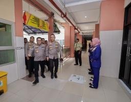 Kapolda Jatim Kunjungi RS Bhayangkara Kediri Beri Santunan Pasien dan Motivasi Tenaga Medis