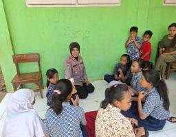 Polres Pasuruan Beri Trauma Healing Anak - anak Korban Bencana Tanah Gerak di Purwodadi