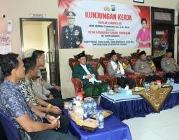 Kunjungan Kerja Ke Polsek Geger dan Arosbaya, Kapolres Bangkalan Tegaskan Larangan Sajam dan Senpi