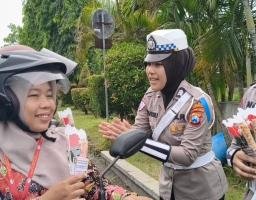 Tanda Sayang Polisi Bangkalan, Bagikan Cokelat dan Bunga Bagi Pengendara Tertib Berlalulintas