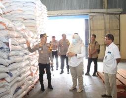 Antisipasi Kelangkaan, Kapolres Bondowoso Sidak Gudang Bulog