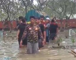 Viral !!! Warga Driyorejo Gresik Makamkan Jenazah di Tengah Banjir 