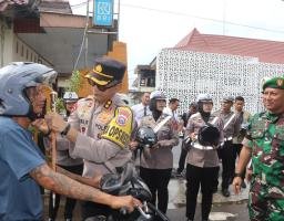 Operasi Keselamatan Semeru, Polres Trenggalek Bagi-bagi Helm Gratis