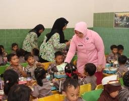 Operasi Keselamatan Semeru, Polres Trenggalek Bagi-bagi Helm GratisSukseskan MBG, Ketua YKB Jatim Berbagi Makan Bergizi