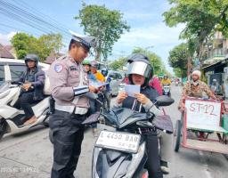 Sosialisasi dan Pembagian Brosur Ops. Keselamatan Semeru 2025 oleh Satlantas Polres Sampang
