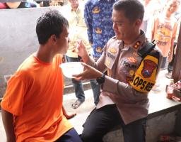 Polisi Peduli, Kapolres Gresik Lepas Rantai ODGJ dan Bantu Pengobatan