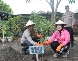 Polres Nganjuk dan Bhayangkari Tanam Pohon Alpukat, Panen Sayur dan Ikan untuk Warga