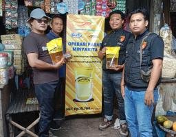 Agar Harga Sembako Stabil Satreskrim Polres Rembang Pendampingan Pendistribusian Minyak di Pasaran